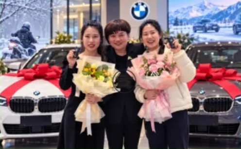 কনকনে শীতেও কাজে ফাঁকি নয়, কর্মীদের BMW উপহার রেস্তরাঁ মালিকের